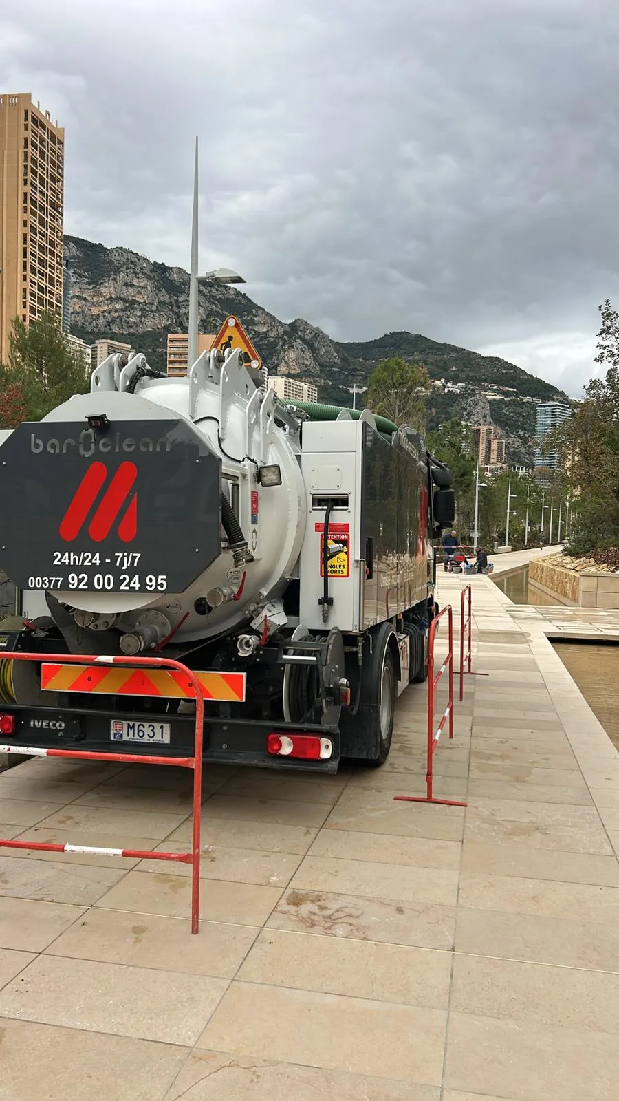 Camion hydrocureur Mona Réseaux en cours d'intervention sur la voie publique